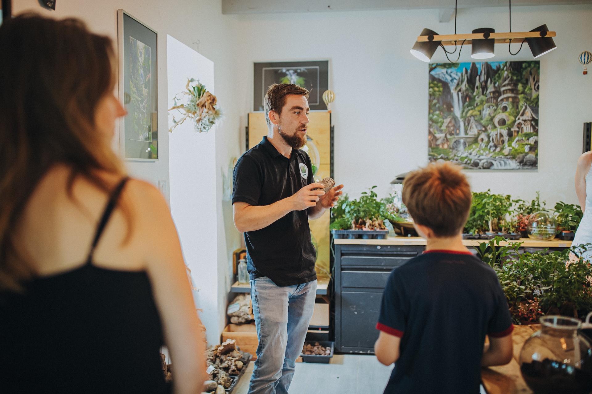 Présentation des terrariums artisanaux lors d'une visite de l'atelier en Morbihan