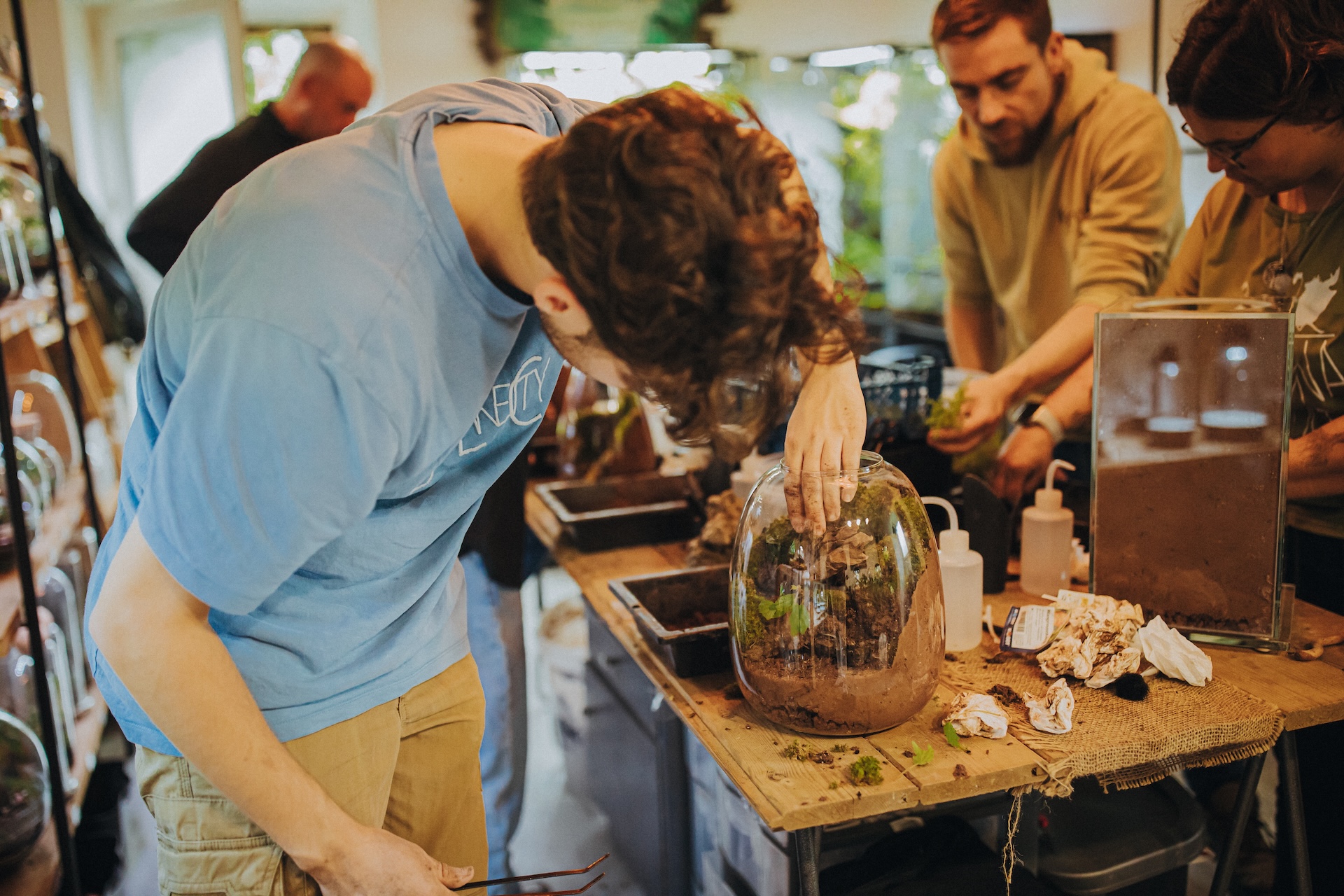 Participants créant leur terrarium pendant un atelier à Locoal-Mendon